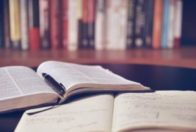 Повышение зарплат учителей, обязательная школьная форма, итоговое сочинение — новости образования