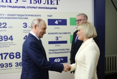 Владимир Путин посетил выставку «Единая школа – Единая страна» и принял участие в открытии новых школ в пяти регионах России